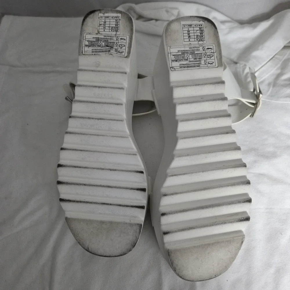 Forever 21 Sandals Womens Size 9 White Platform Wedge Ankle Strap Buckle Shoes
